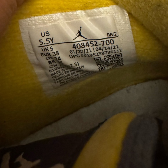 Jordan 4 Retro Lightning (2021) (GS) - Picture 2 of 4